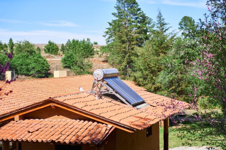 Jak wybrać i zainstalować efektywny system solarny do ogrzewania wody