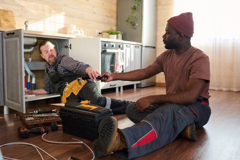 Praktyczny poradnik dla majsterkowiczów domowych instalacji elektrycznych i hydraulicznych