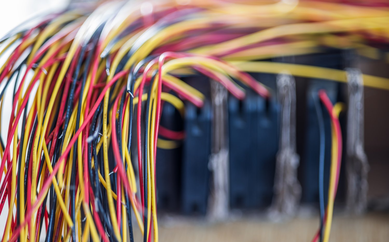 Jak wybrać odpowiednie kable i przewody do instalacji elektrycznej