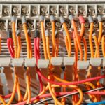 Jak dobrać odpowiednie komponenty elektryczne do instalacji przemysłowych
