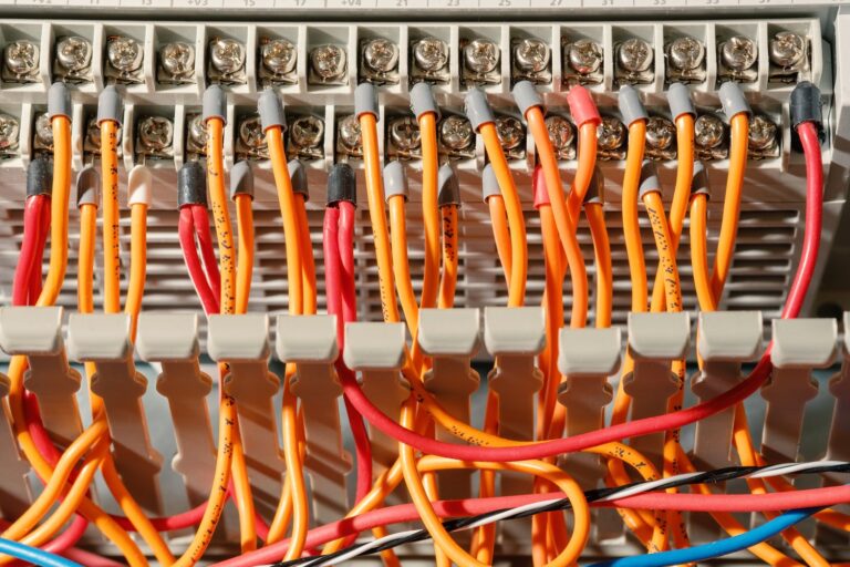 Jak dobrać odpowiednie komponenty elektryczne do instalacji przemysłowych