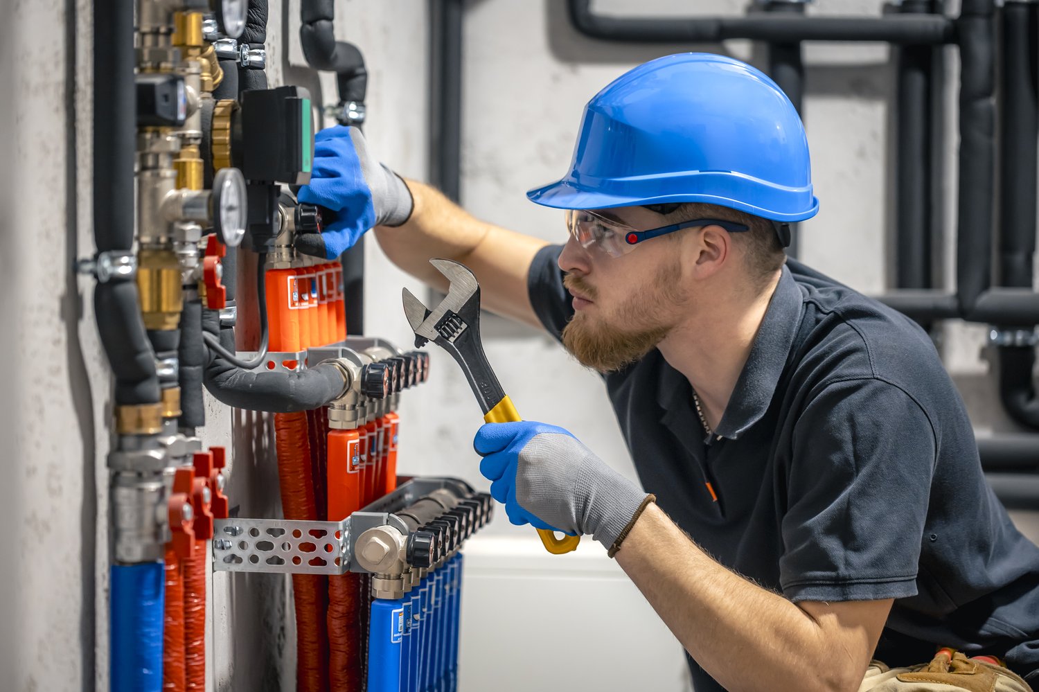 Jak efektywnie dobrać i zainstalować systemy hydrauliczne w domu