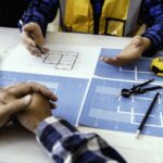 Jak profesjonalnie zaplanować instalację elektryczną i hydrauliczną w budynku
