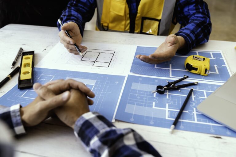 Jak profesjonalnie zaplanować instalację elektryczną i hydrauliczną w budynku