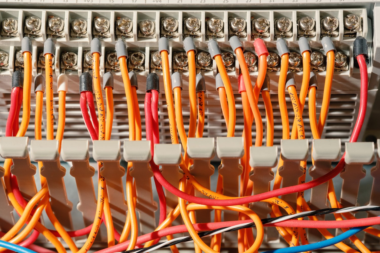 Jak zabezpieczyć instalacje elektryczne i hydrauliczne w budynku
