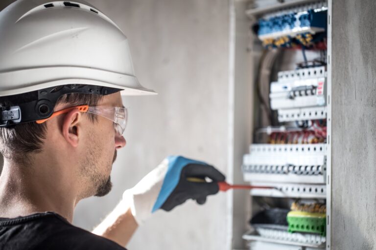 Jak zapewnić bezpieczeństwo elektryczne w domu i firmie