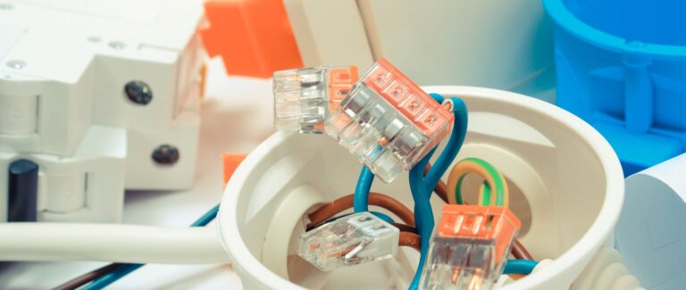 Jak efektywnie wykorzystać złączki elektryczne w instalacjach domowych