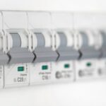 Skuteczne metody eliminacji przepięć w instalacjach przemysłowych