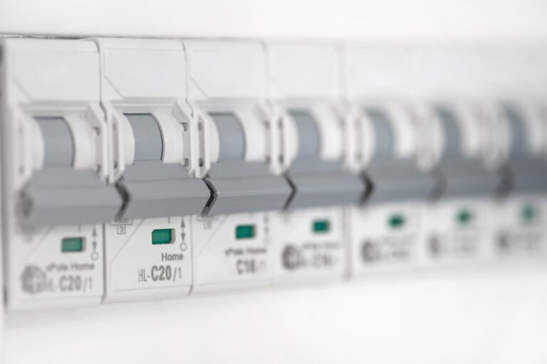 Skuteczne metody eliminacji przepięć w instalacjach przemysłowych