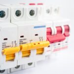 Jak dobrać odpowiednią aparaturę elektryczną do instalacji domowej