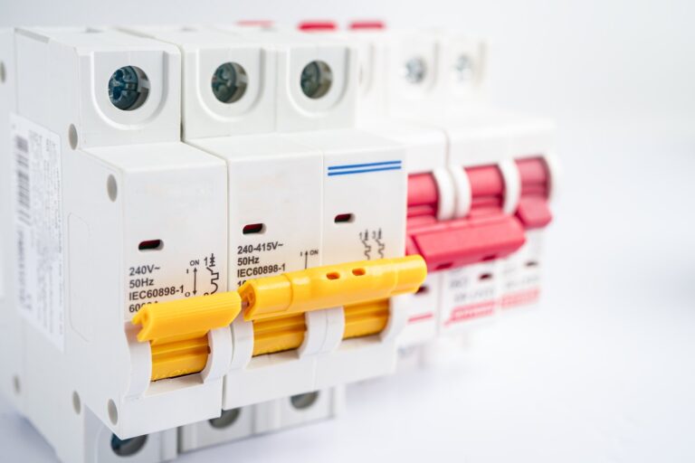 Jak dobrać odpowiednią aparaturę elektryczną do instalacji domowej