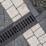 Jak skutecznie odprowadzać wodę deszczową z posesji