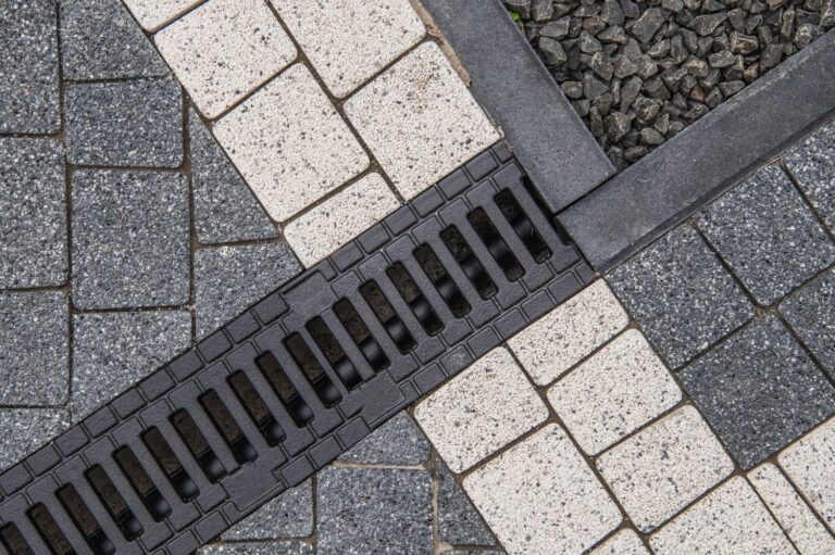 Jak skutecznie odprowadzać wodę deszczową z posesji