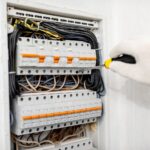 Jak skutecznie zabezpieczyć instalacje elektryczne w trudnych warunkach