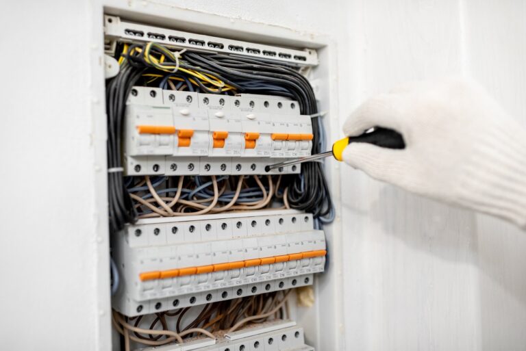 Jak skutecznie zabezpieczyć instalacje elektryczne w trudnych warunkach