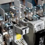 Jak wybrać i zainstalować odpowiedni stycznik 3 fazowy w instalacji elektrycznej