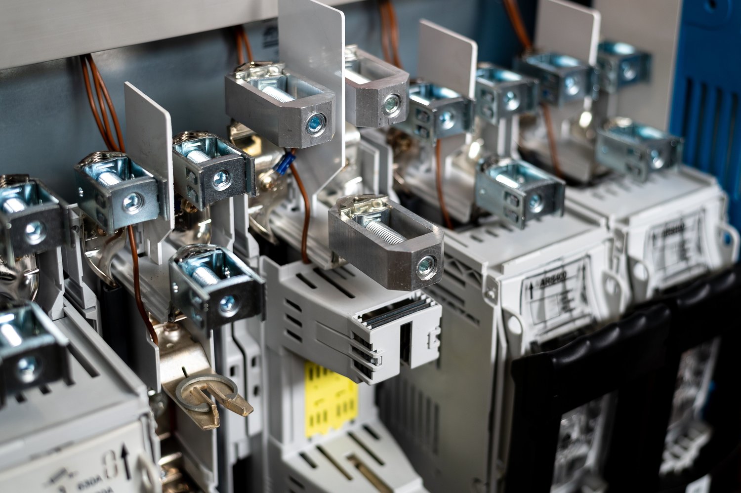 Jak wybrać i zainstalować odpowiedni stycznik 3 fazowy w instalacji elektrycznej