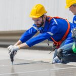 Jak skutecznie uszczelnić dach używając odpowiednich materiałów dekarskich