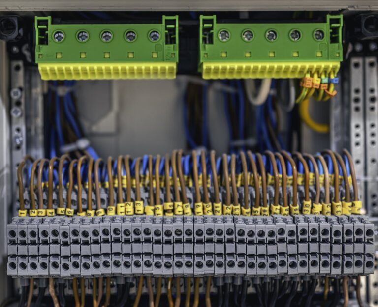 Praktyczny przewodnik po drzwiczkach rewizyjnych i rozdzielnicach dla instalatorów