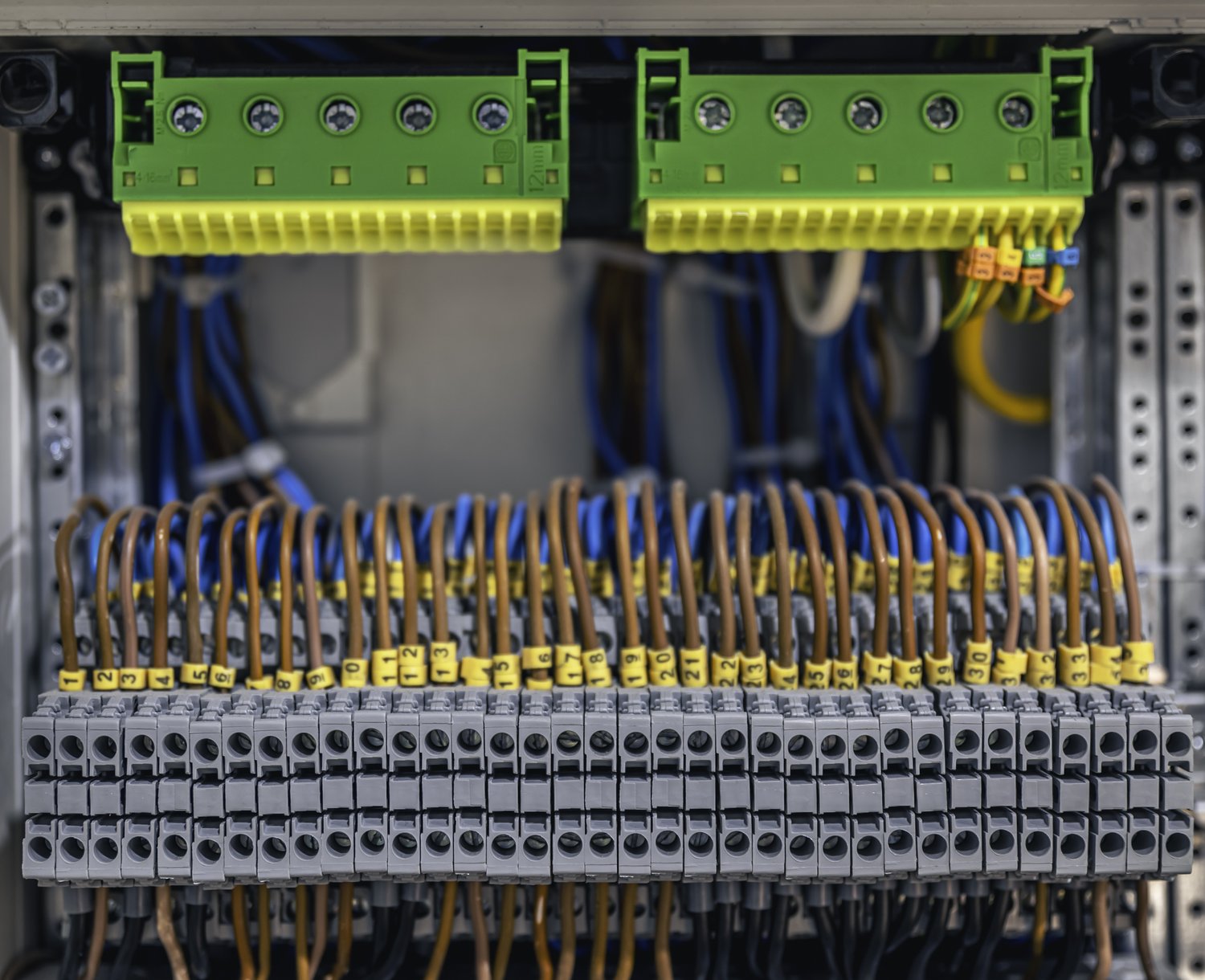 Praktyczny przewodnik po drzwiczkach rewizyjnych i rozdzielnicach dla instalatorów