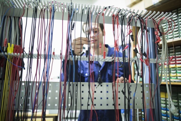 Przewodnik po kablach i przewodach dla instalacji elektrycznych i telekomunikacyjnych