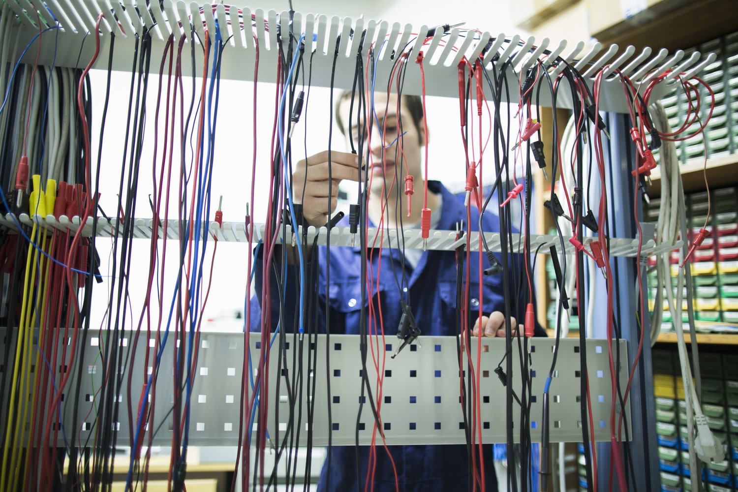 Przewodnik po kablach i przewodach dla instalacji elektrycznych i telekomunikacyjnych