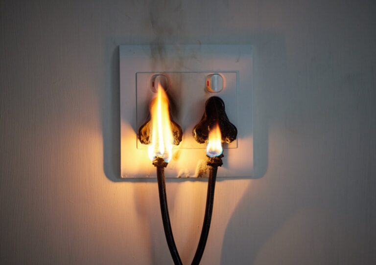Dlaczego gniazdka elektryczne się nagrzewają i jak temu zaradzić