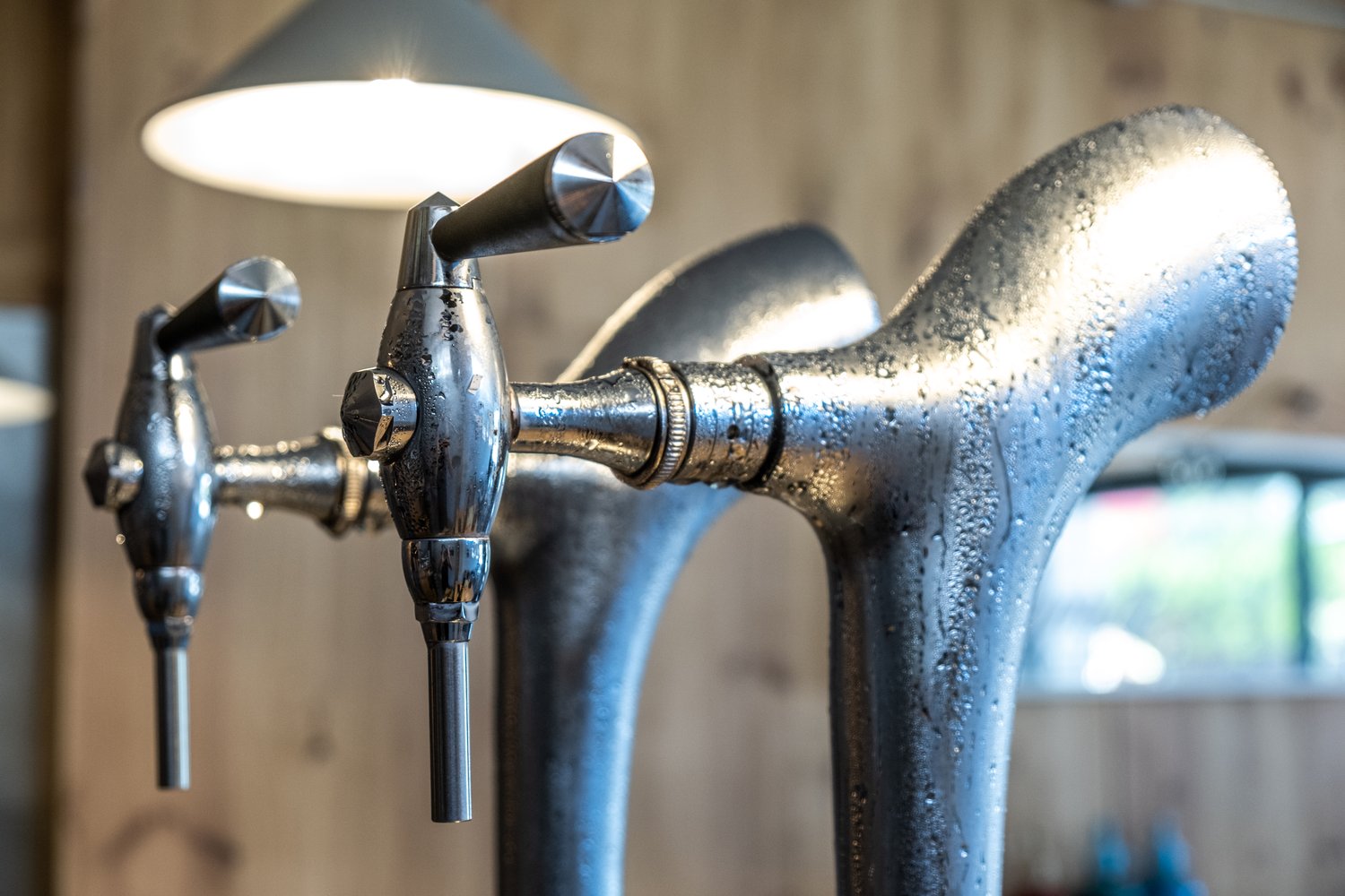 Dlaczego kran piszczy podczas odkręcania wody