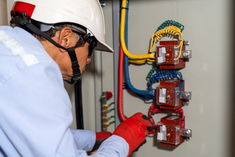 Dlaczego instalacja elektryczna buczy i wibruje