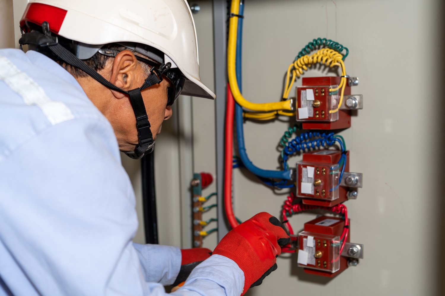 Dlaczego instalacja elektryczna buczy i wibruje
