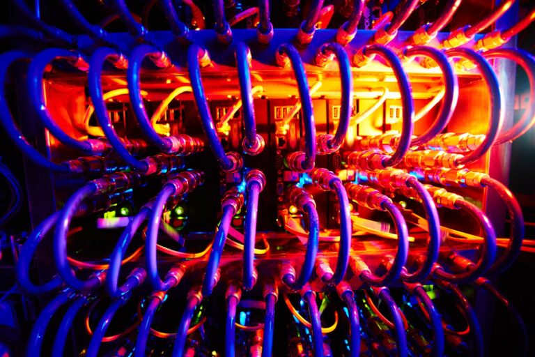 Jak efektywnie zarządzać trasami kablowymi w instalacjach elektrycznych