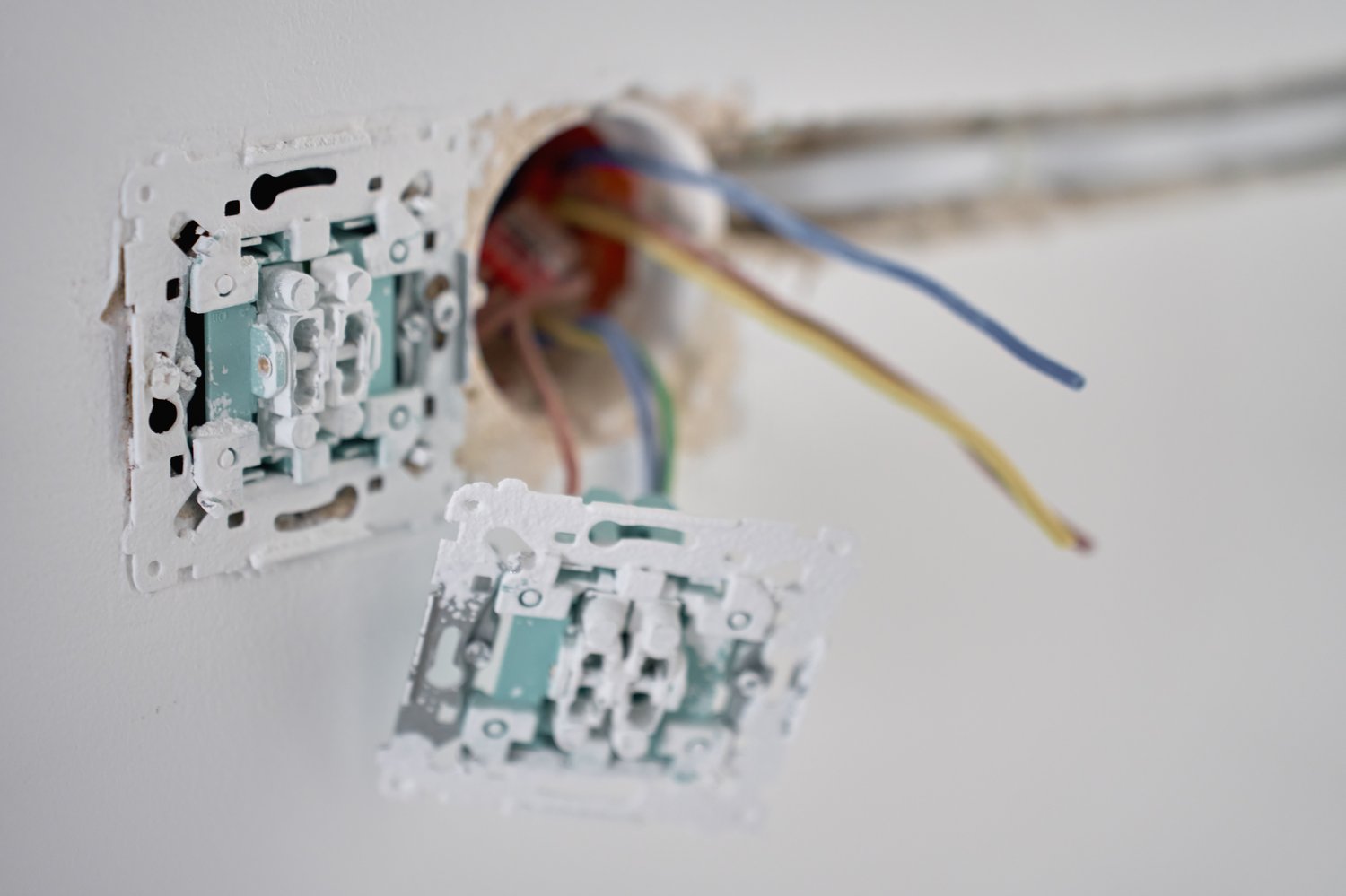 Kiedy konieczna jest wymiana instalacji elektrycznej w domu