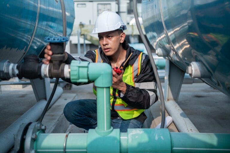 Praktyczne rozwiązania montażowe dla instalacji elektrycznych i hydraulicznych