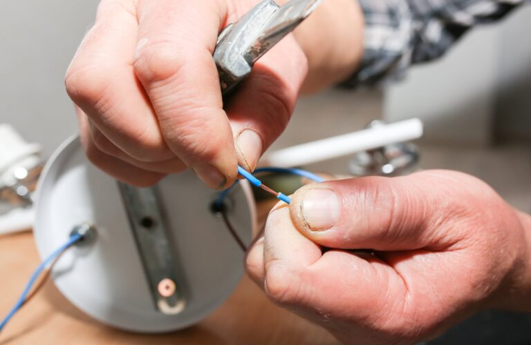 Praktyczny przewodnik po instalacjach elektrycznych w domu i firmie