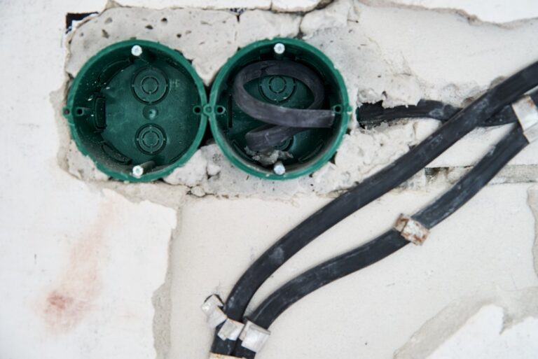 Praktyczny przewodnik po puszkach instalacyjnych dla elektryki i hydrauliki