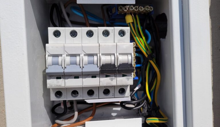 Wybór i montaż wyłączników różnicowoprądowych w instalacji elektrycznej