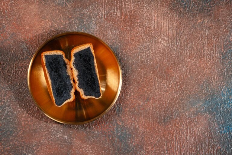 Co jest przyczyną ciemnienia gniazdek elektrycznych w domu