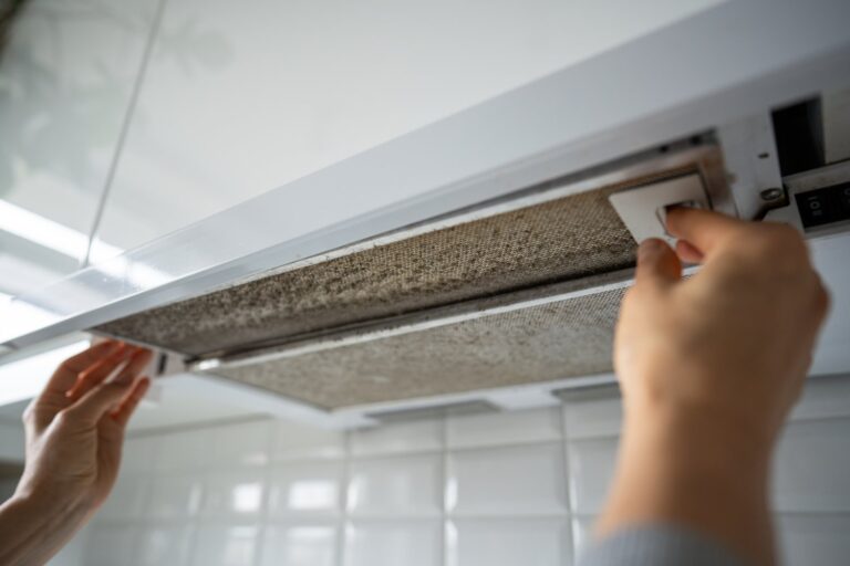 Co jest przyczyną nieprzyjemnego zapachu z kratki wentylacyjnej w kuchni