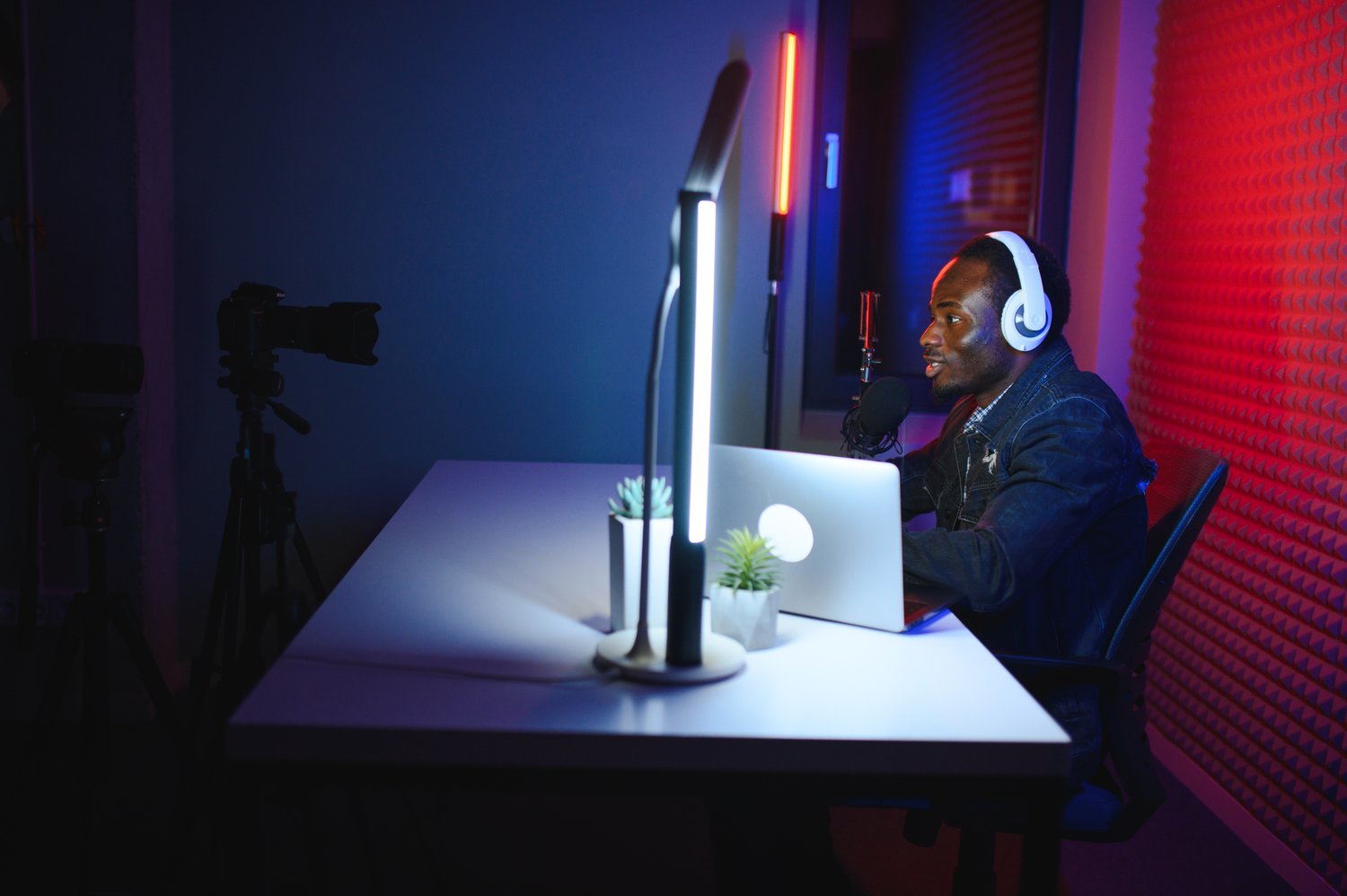 Co jest przyczyną słabego światła z lampy biurkowej