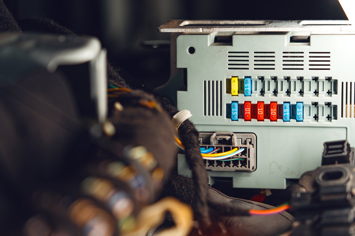 Co powoduje częste wybijanie zabezpieczeń w starych budynkach