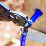 Co powoduje dudnienie rur w ścianach podczas spuszczania wody