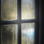 Co powoduje wilgoć na szybach w całym domu