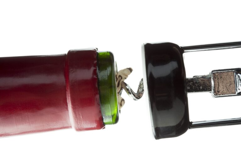 Dlaczego bezpiecznik wyskakuje tylko podczas palenia światła w salonie