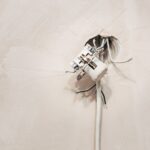 Dlaczego gniazdko przy łóżku czasami nie trzyma wtyczki