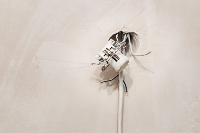 Dlaczego gniazdko przy łóżku czasami nie trzyma wtyczki