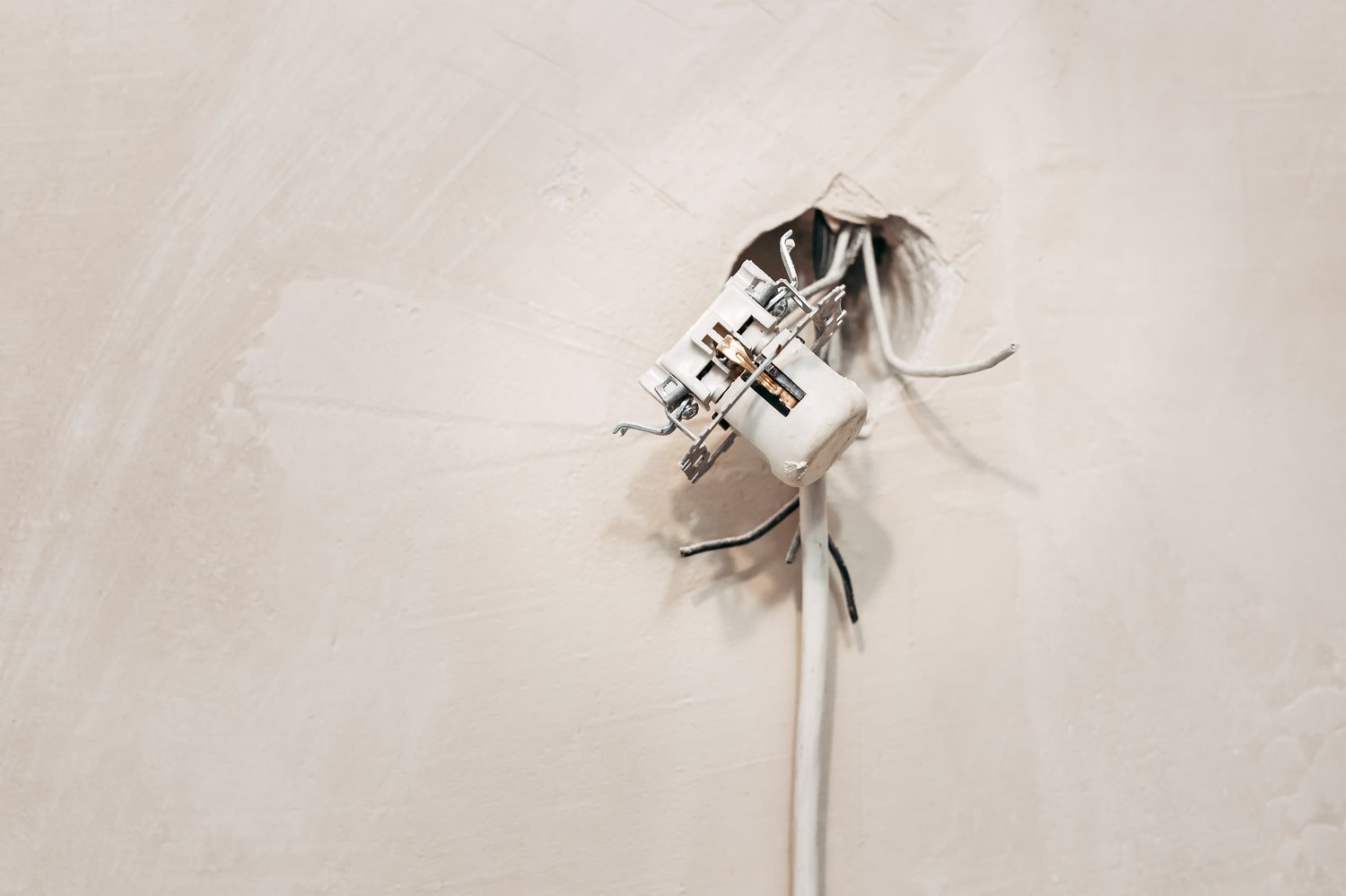 Dlaczego gniazdko przy łóżku czasami nie trzyma wtyczki