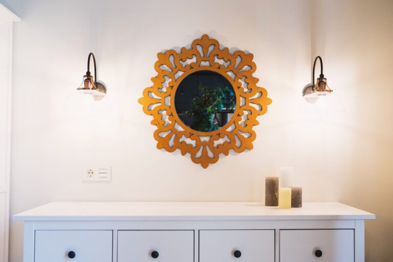 Dlaczego lampa nad lustrem świeci tylko z jednej strony