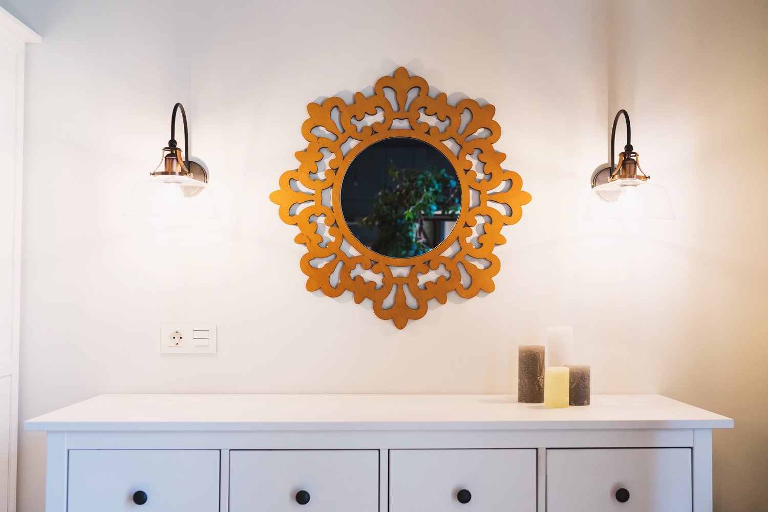 Dlaczego lampa nad lustrem świeci tylko z jednej strony