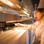 Dlaczego oświetlenie kuchenne miga podczas używania kuchenki mikrofalowej