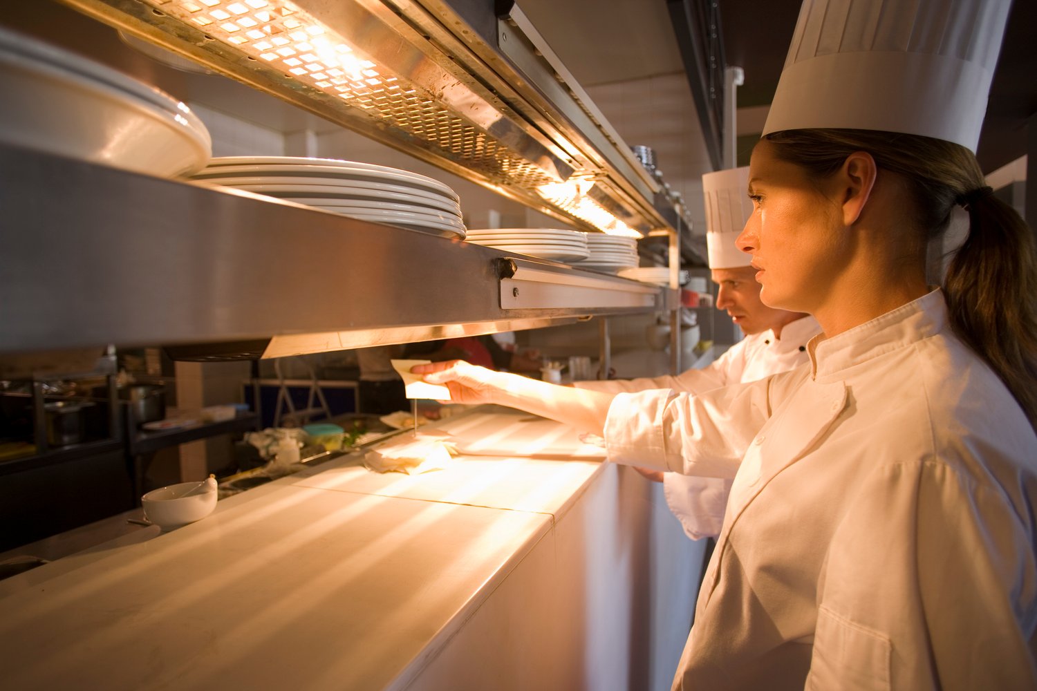 Dlaczego oświetlenie kuchenne miga podczas używania kuchenki mikrofalowej